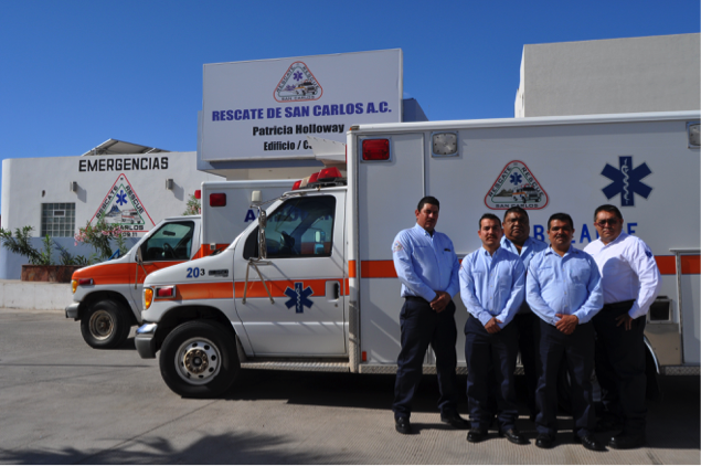 Rescate staff and ambulance in front of emergency clinic